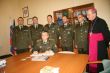 Biskup Rbek medzi vojenskmi policajtmi3